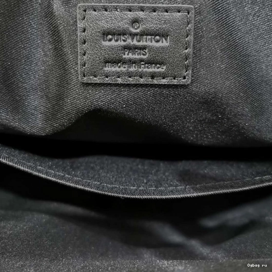 MESSENGER LOUIS VUITTON SPRING 0822